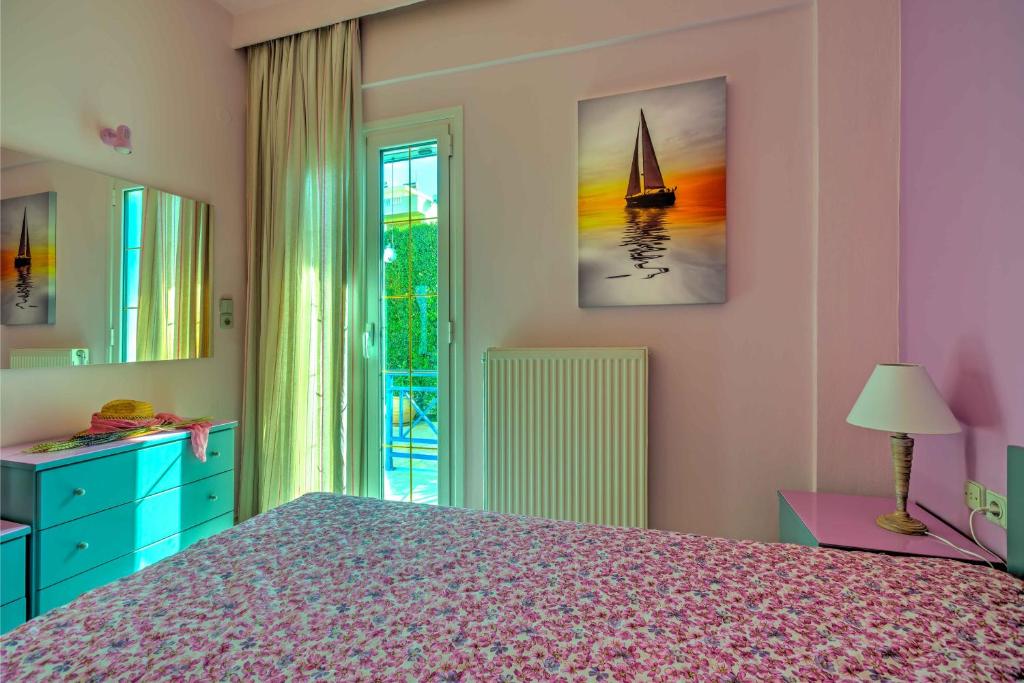 Postel nebo postele na pokoji v ubytování Elegant 1BR by Heraklion Beach Sun &Comfort Await