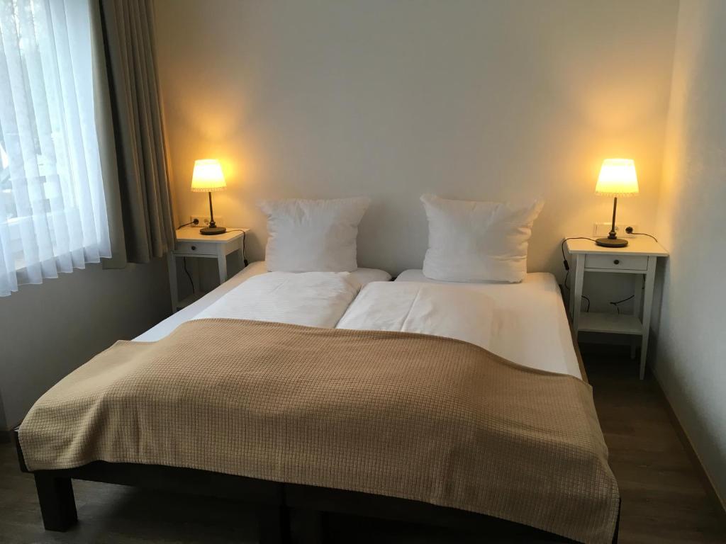 Postel nebo postele na pokoji v ubytování Hotel-Pension zum Paradies