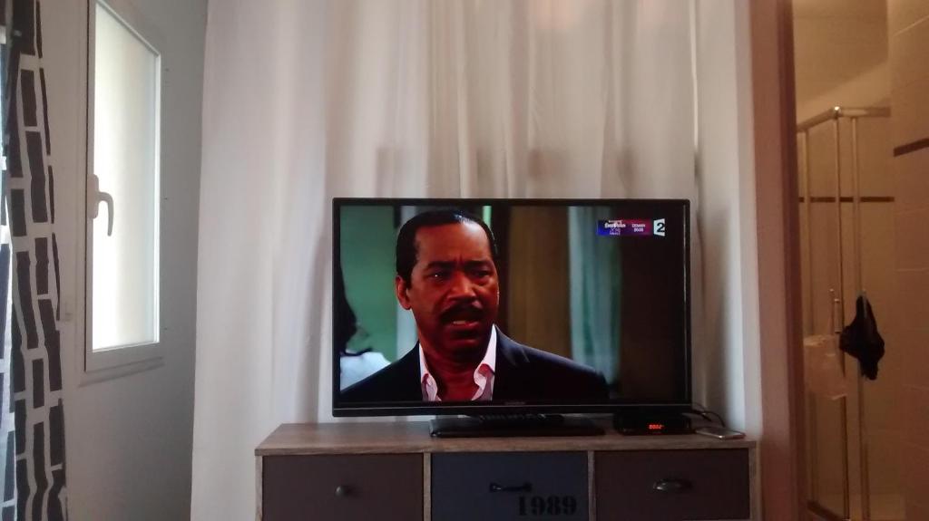 TV a/nebo společenská místnost v ubytování Victoria