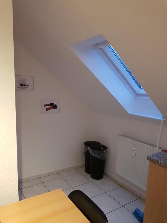 a attic room with a skylight and a room with a floor at Möwe Willi in Flensburg