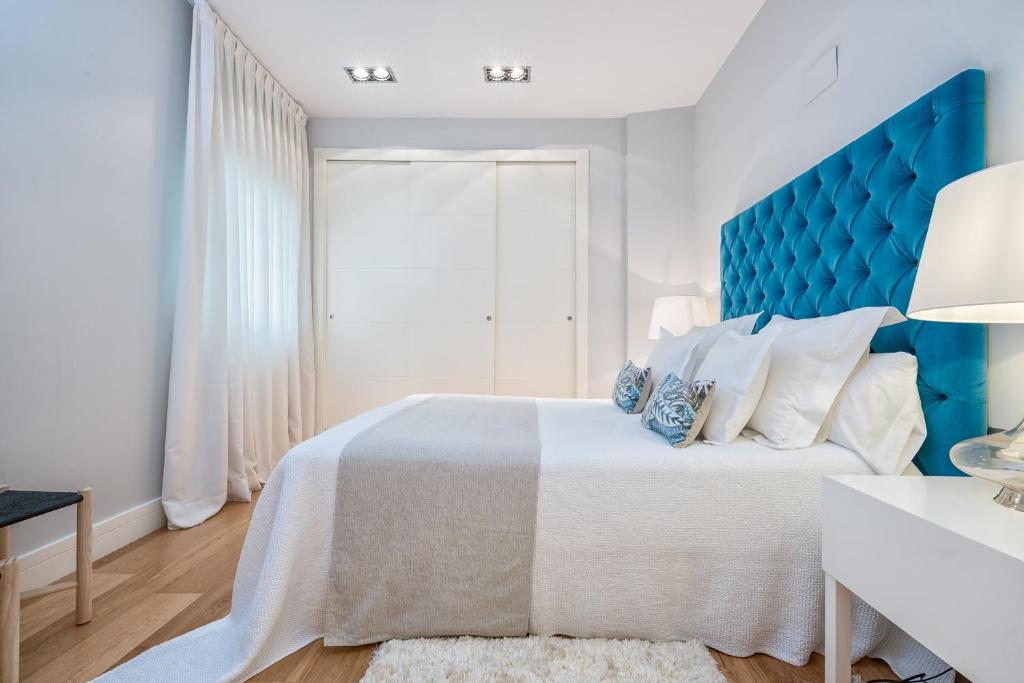 Posteľ alebo postele v izbe v ubytovaní iloftmalaga Premium Calle Nueva