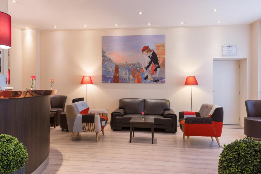 una sala d'attesa con divani e un dipinto sul muro di L'Ouest Hotel a Parigi