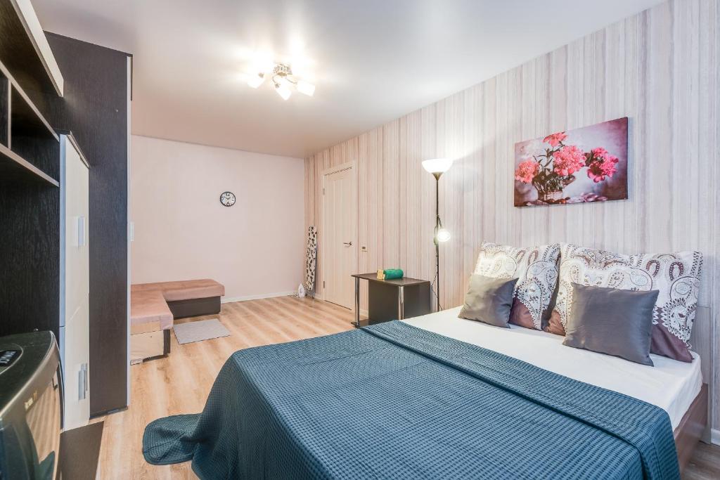 カルーガにあるАпартаменты на Рылееваのベッドルーム1室(大型ベッド1台、青い毛布付)
