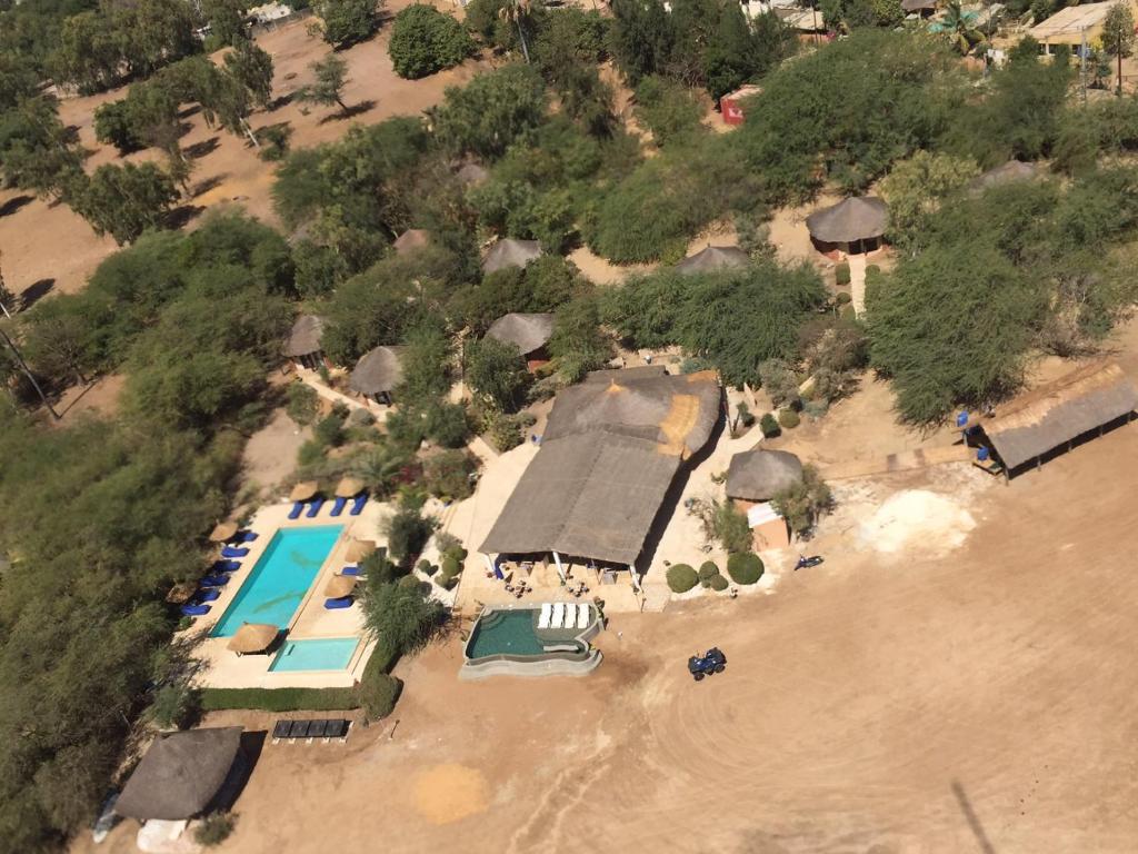 una vista aérea de un complejo con piscina en Hôtel Les Cordons Bleus, en Ndangane