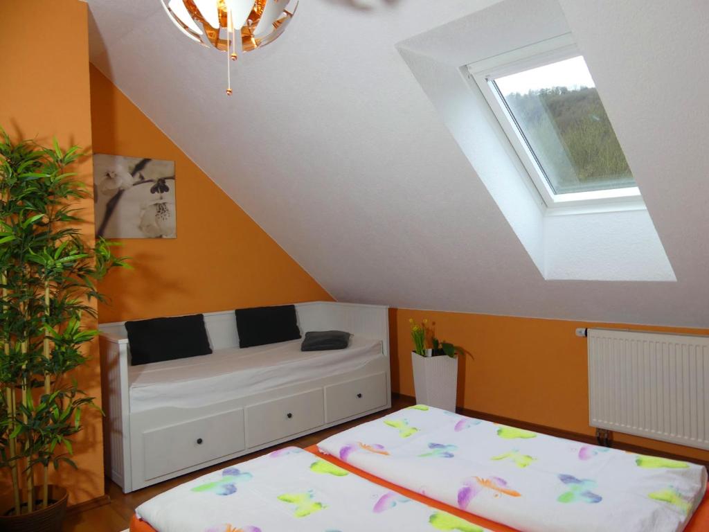 ein Schlafzimmer mit einem Bett und einem Dachfenster in der Unterkunft Cochem Ferienwohnung Scheuer in Cochem