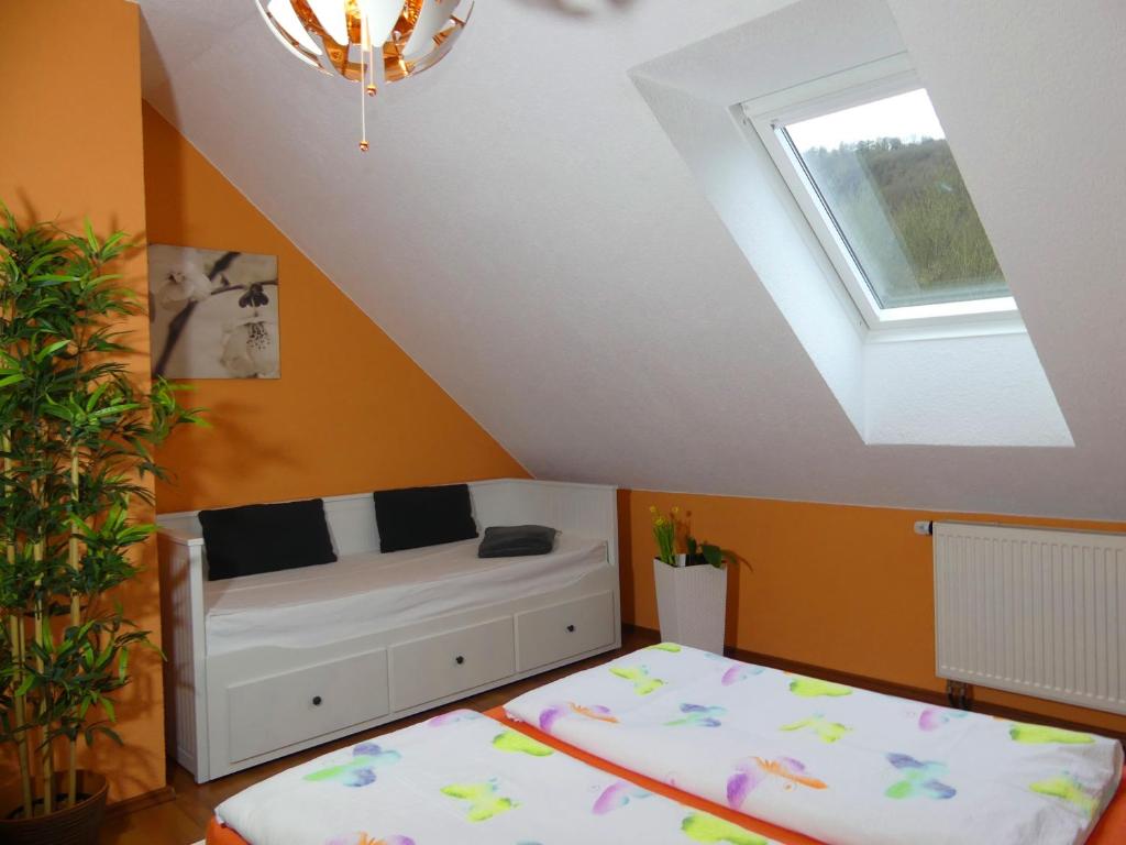 コッヘムにあるCochem Ferienwohnung Scheuerのベッドルーム(ベッド1台、天窓付)