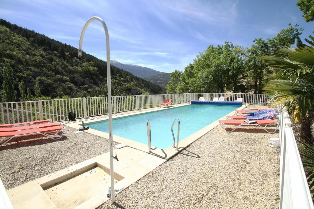 una piscina con vistas a la montaña en Chambre: une fenêtre sur le Ventoux, en Plaisians