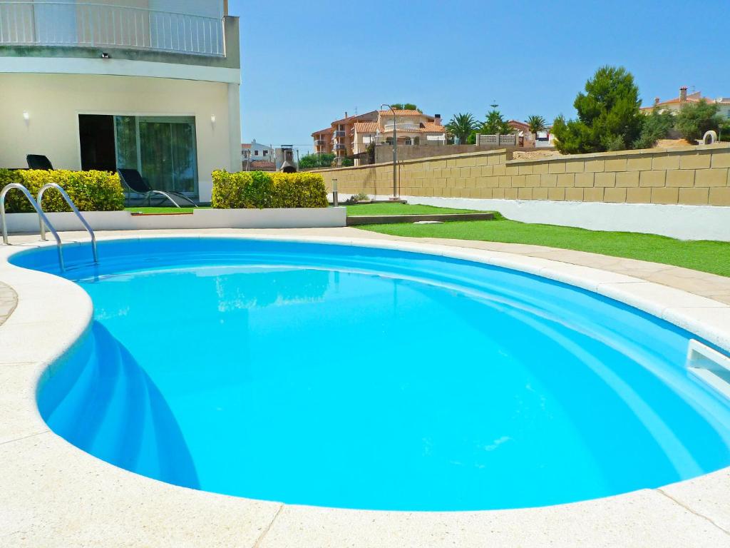 una grande piscina blu in un cortile di Holiday Home Mar by Interhome a L'Ampolla