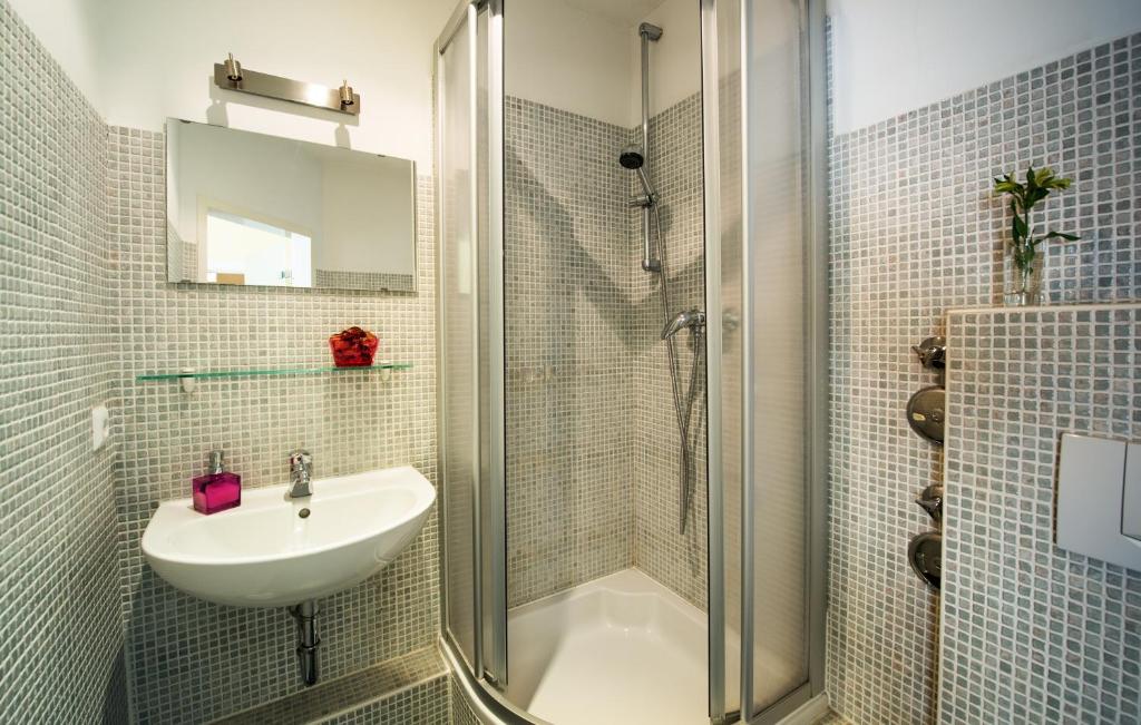 a bathroom with a shower and a sink and a shower at St. Pauli Lodge Townhouse in Hamburg