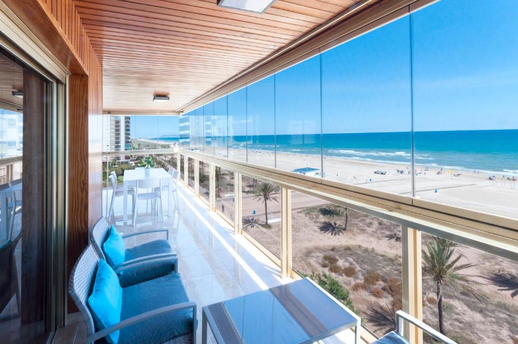 ガンディアにあるAg Bermudas Deluxeのビーチと海の景色を望む客室です。