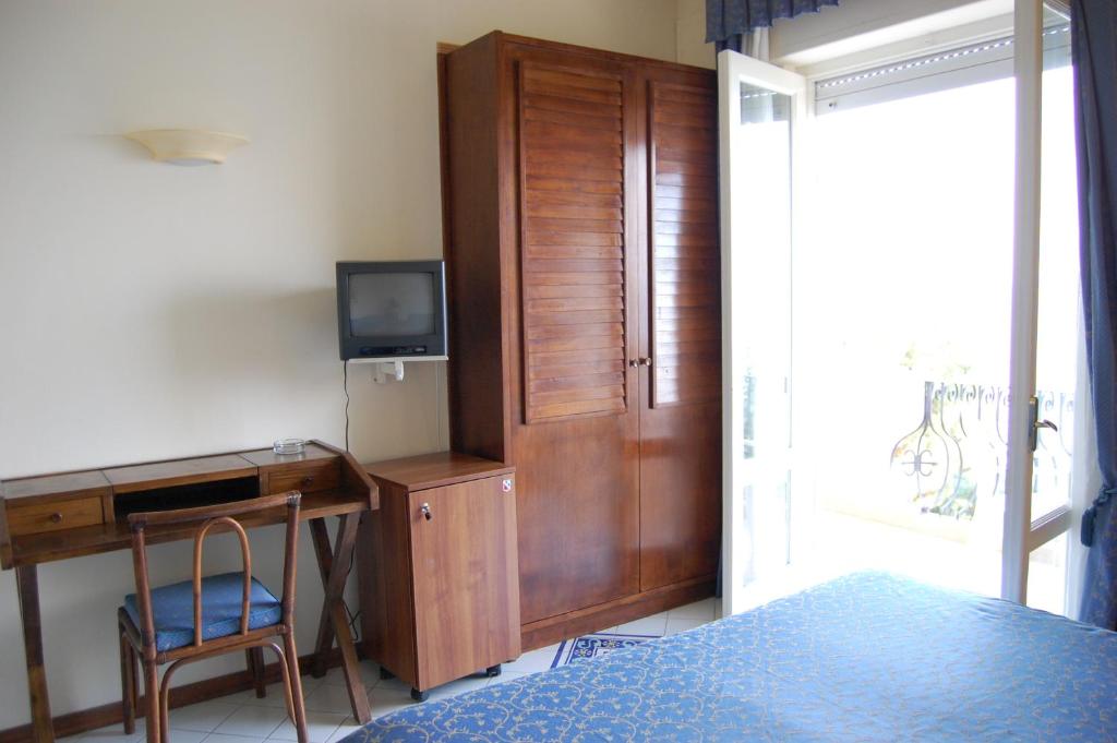 TV a/nebo společenská místnost v ubytování Hotel Giardino Sul Mare
