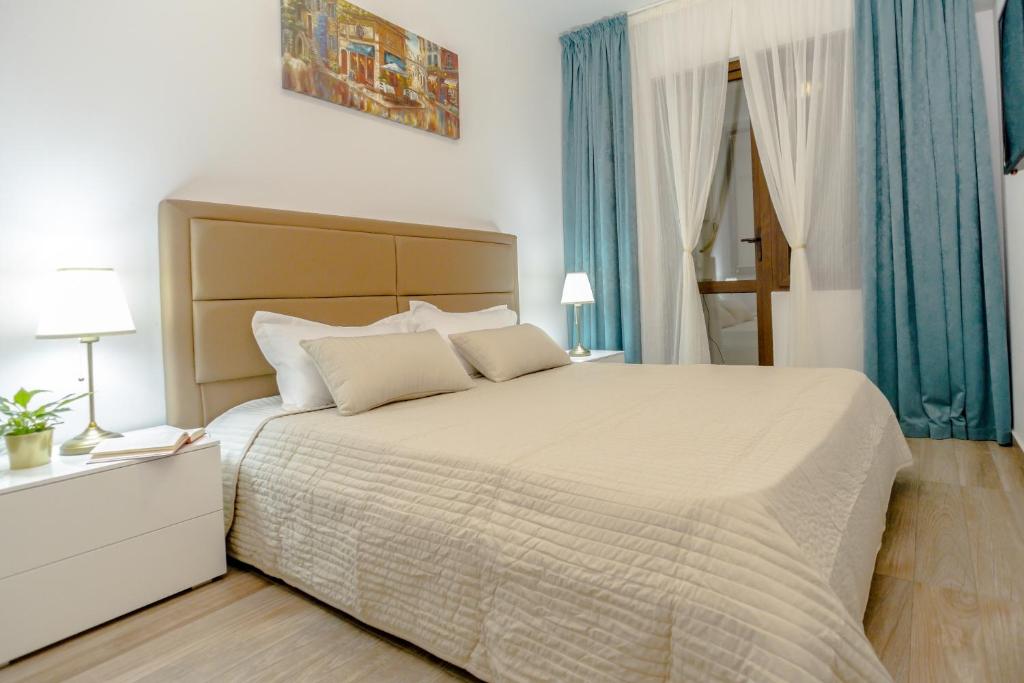Una cama o camas en una habitación de ConceptHT Regim Hotelier