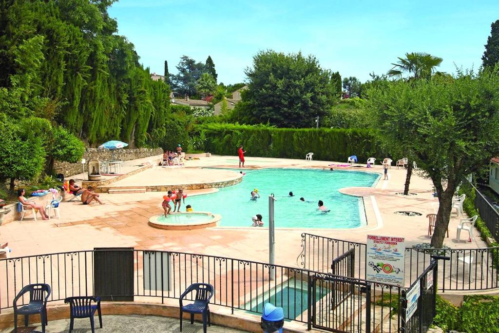 um grupo de pessoas numa piscina em L'Eden Vacances em Biot