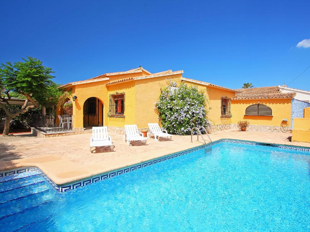 una casa con piscina frente a una casa en Villa Les Canyes by Interhome, en Denia