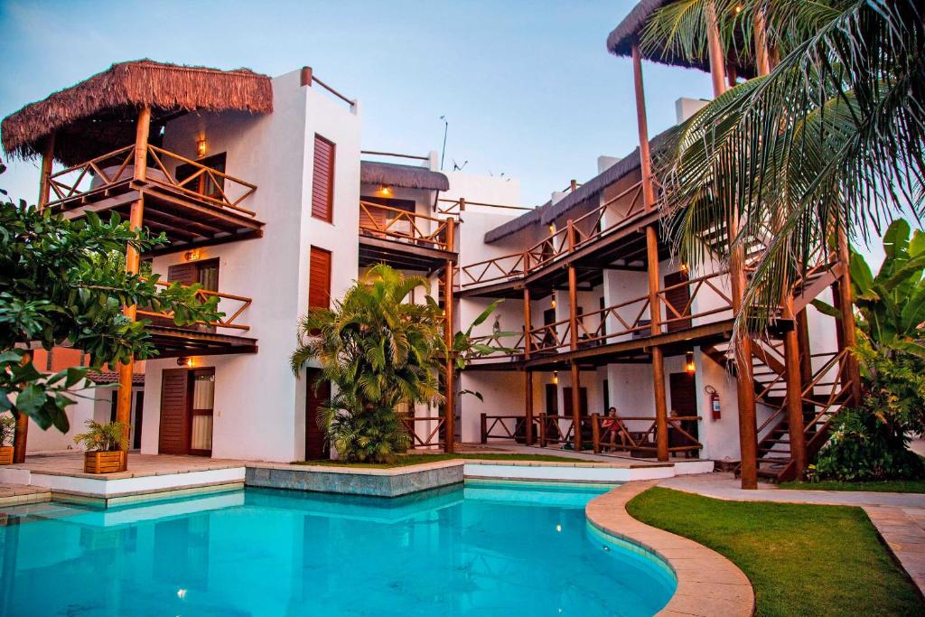 eine Außenansicht eines Hauses mit Pool in der Unterkunft Duro Beach Hotel in Cumbuco