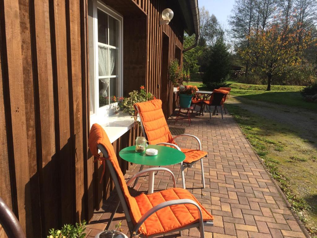 eine Terrasse mit Stühlen und einem Tisch und einem Fenster in der Unterkunft Ferienwohnung Rosi Stoppa in Burg