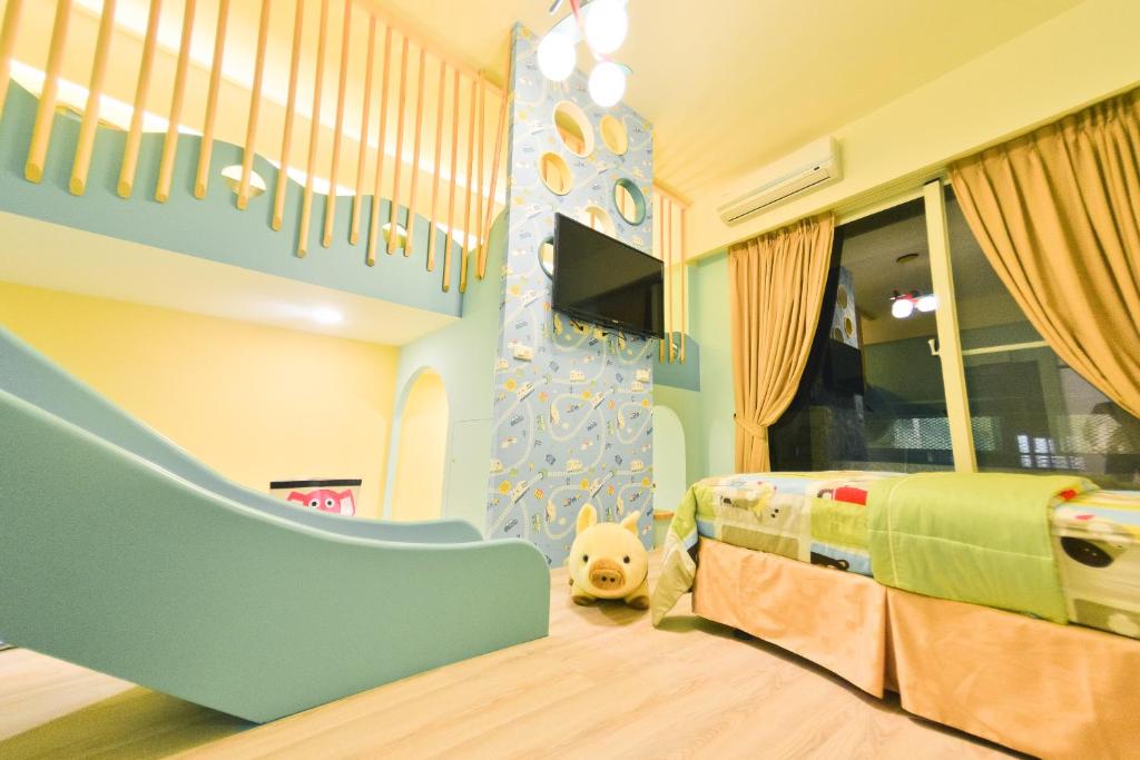 台東市的住宿－民宿庫，儿童卧室配有一张床和滑梯