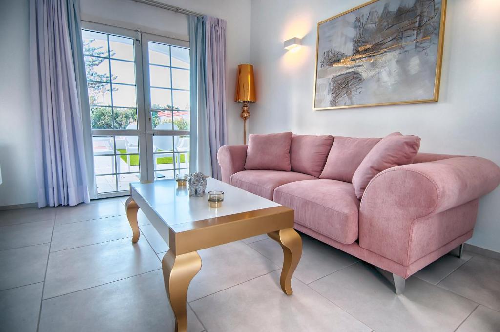 A seating area at Bungalows Adonis