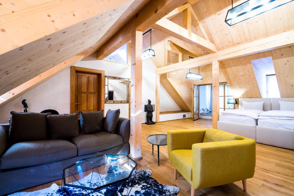 ein Wohnzimmer mit einem Sofa und einem Stuhl in der Unterkunft Hotel Rote19 in Regensburg