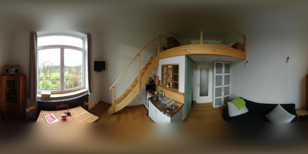 een woonkamer met een wenteltrap in een huis bij Übernachten im ehemaligen Zollgebäude in Hauset