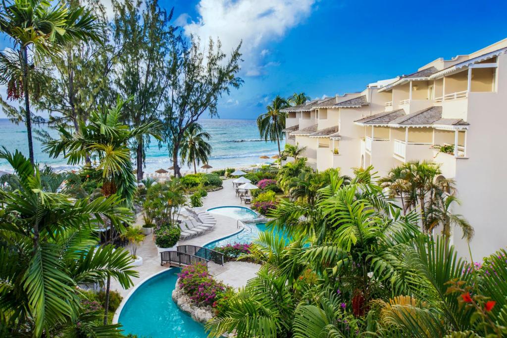 - une vue aérienne sur le complexe et l'océan dans l'établissement Bougainvillea Barbados, à Christ Church