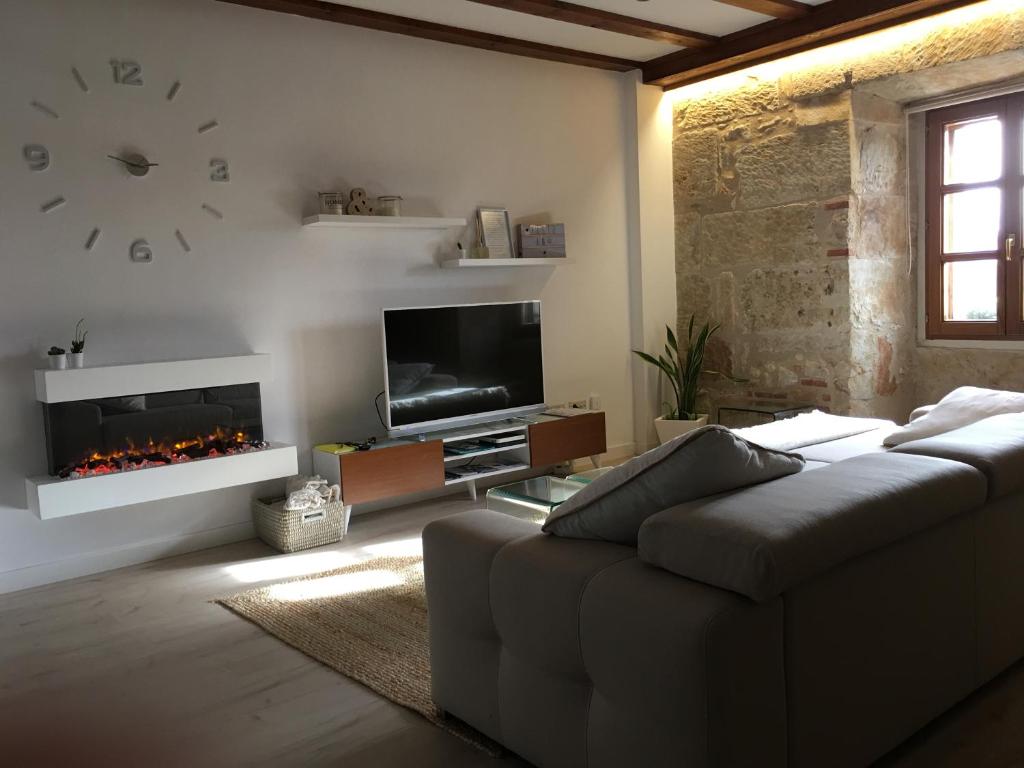 Televízia a/alebo spoločenská miestnosť v ubytovaní Apartamento Ribera Del Puente