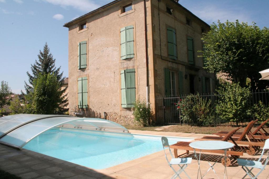 une maison avec une piscine en face d'un bâtiment dans l'établissement Maison Carrée - Chalabre, à Chalabre