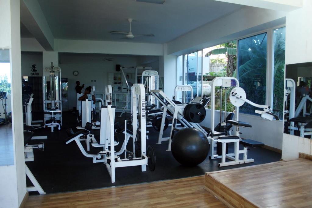 una palestra con molte attrezzature in una stanza di Figaro Hotel Samana a Santa Bárbara de Samaná