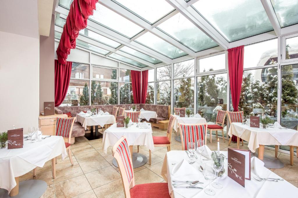 Reštaurácia alebo iné gastronomické zariadenie v ubytovaní Hotel Leonhard
