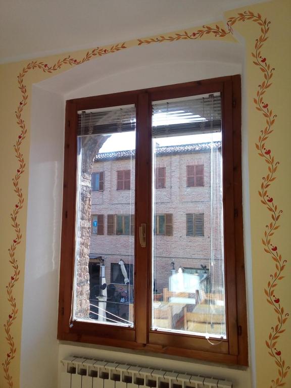 okno z widokiem na budynek w obiekcie Il risveglio sul Giano w mieście Fabriano