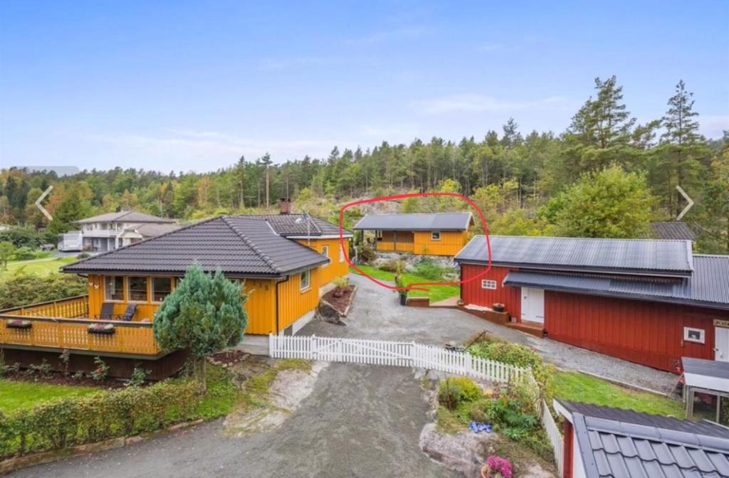 una vista aérea de una casa con una montaña rusa en The Yellow House, en Bamble