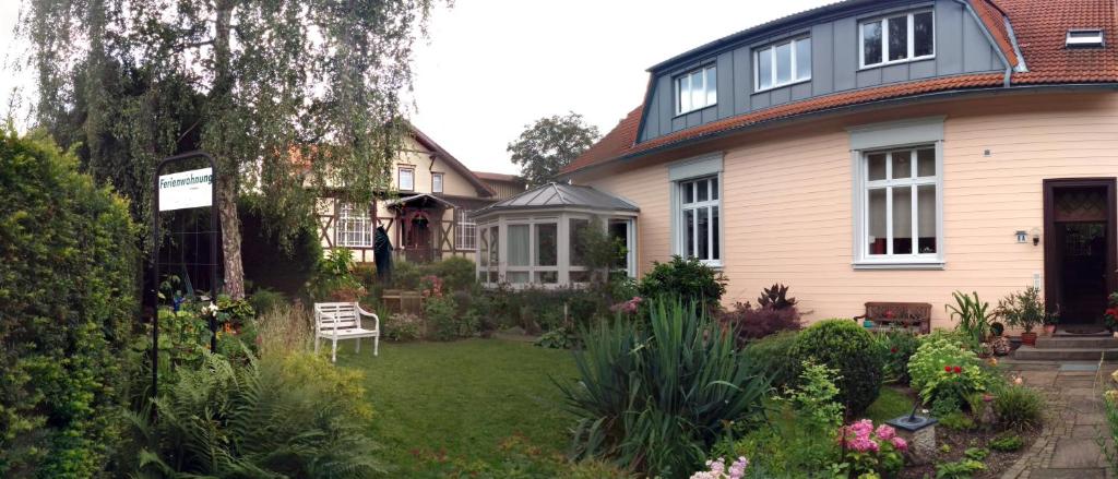 une maison avec un jardin en face dans l'établissement FEWO am Wetzstein, à Wernigerode