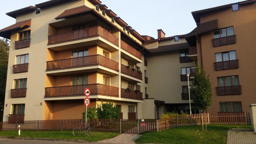 un edificio con balcones en un lateral en Сozy Apartment In Great Location, en Riga