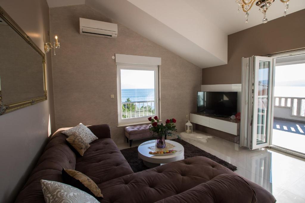 - un salon avec un canapé et une télévision dans l'établissement Incantesimo luxury penthouse, à Mimice