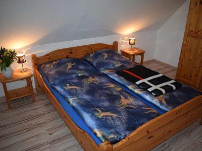 テニングにあるFerienwohnung Haukeのベッド(馬の上に置いた青い掛け布団付)