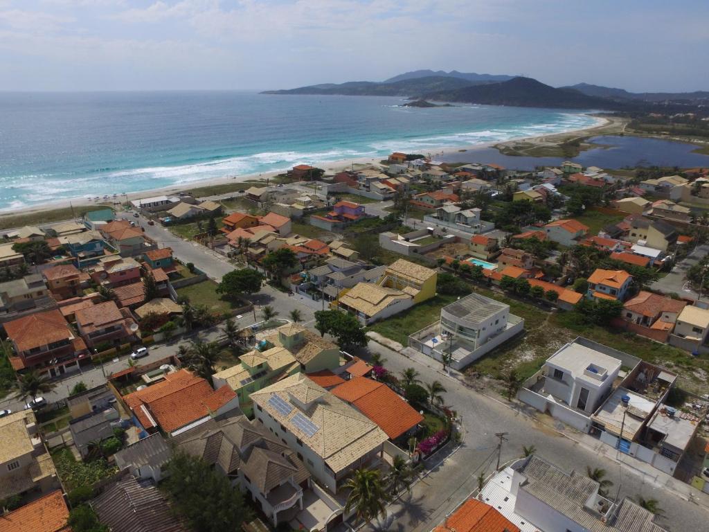 z powietrza widok na miasto nad oceanem w obiekcie Foguete style w mieście Cabo Frio