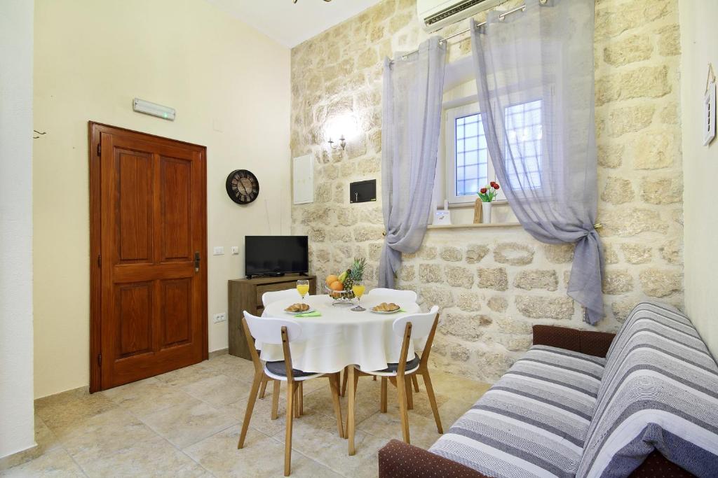 Televízia a/alebo spoločenská miestnosť v ubytovaní Apartman Nikola