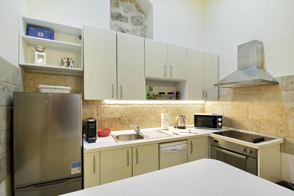 Kuchyňa alebo kuchynka v ubytovaní Apartman Nikola