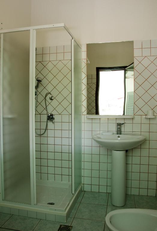 łazienka z umywalką i prysznicem w obiekcie Residence Cort'e Accas w mieście Bari Sardo