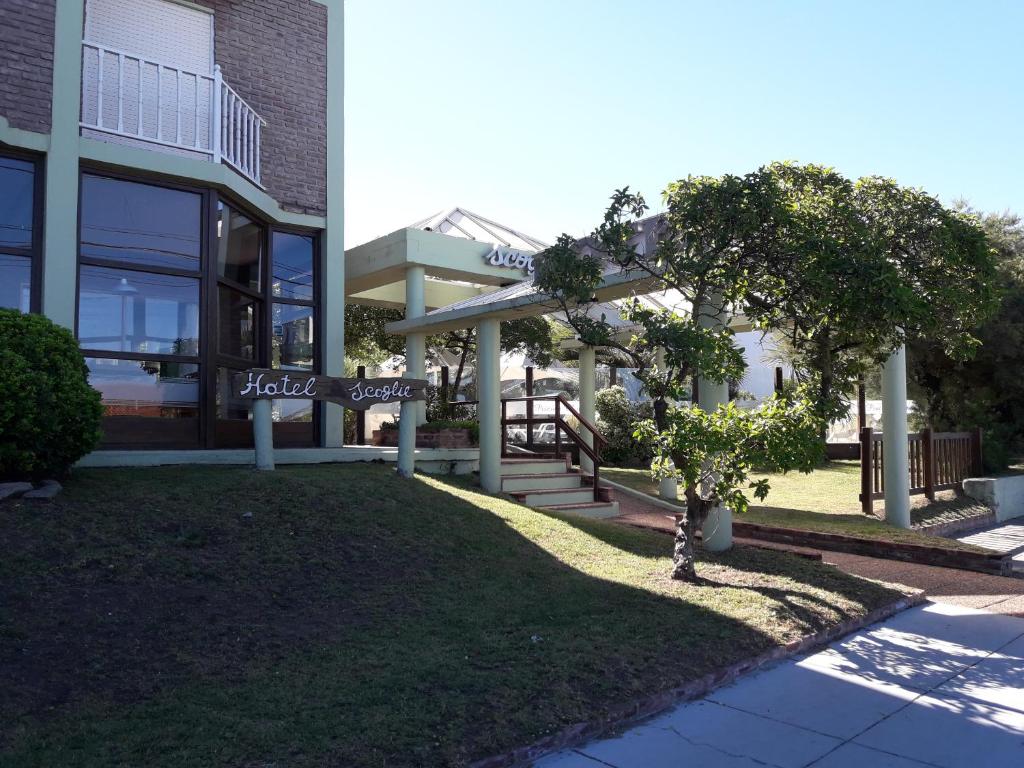 阿肖海Hotel Scoglie的前面有路牌的建筑物