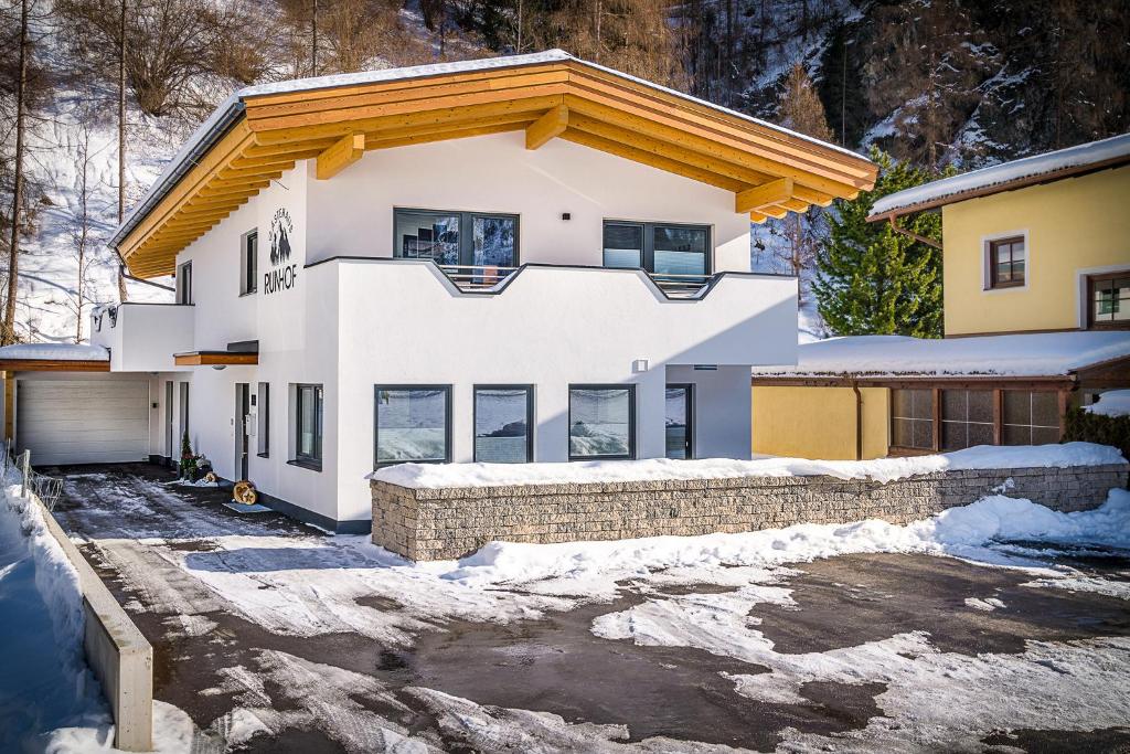dom w śniegu z podjazdem w obiekcie Gästehaus Runhof w Langenfeld