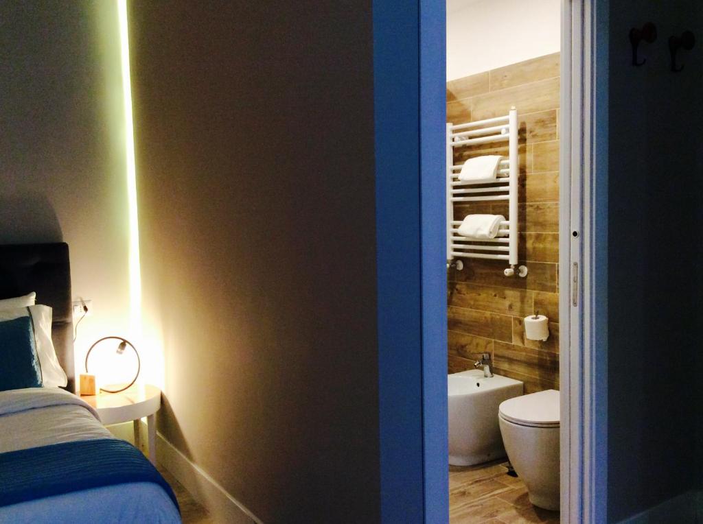 sypialnia z łazienką z wanną i toaletą w obiekcie B&B NAPOLI AMORE MIO w mieście Neapol
