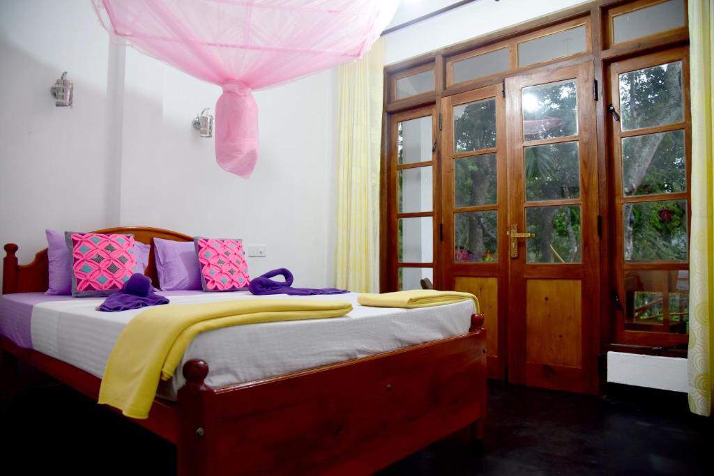 Postel nebo postele na pokoji v ubytování Mango Shadow Inn Ella