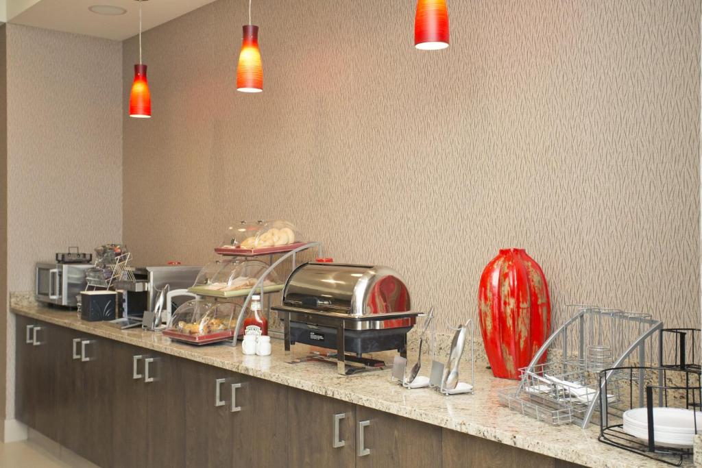 Een keuken of kitchenette bij Wingate by Wyndham Calgary Airport