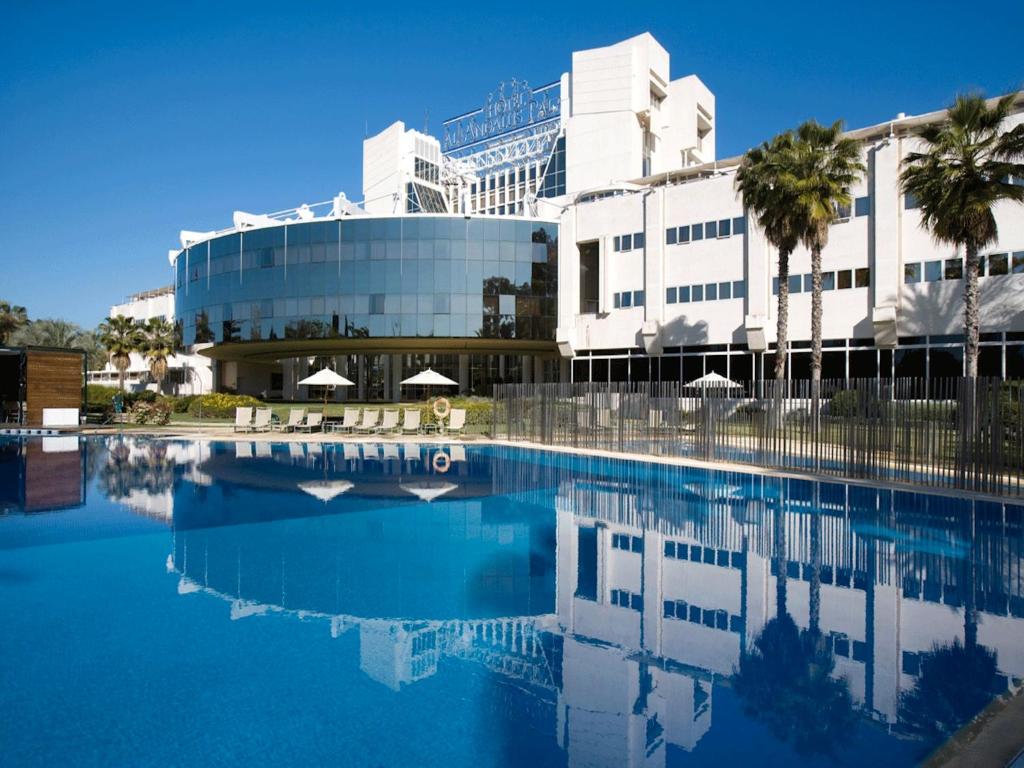 una gran piscina frente a un edificio en Silken Al-Andalus Palace en Sevilla