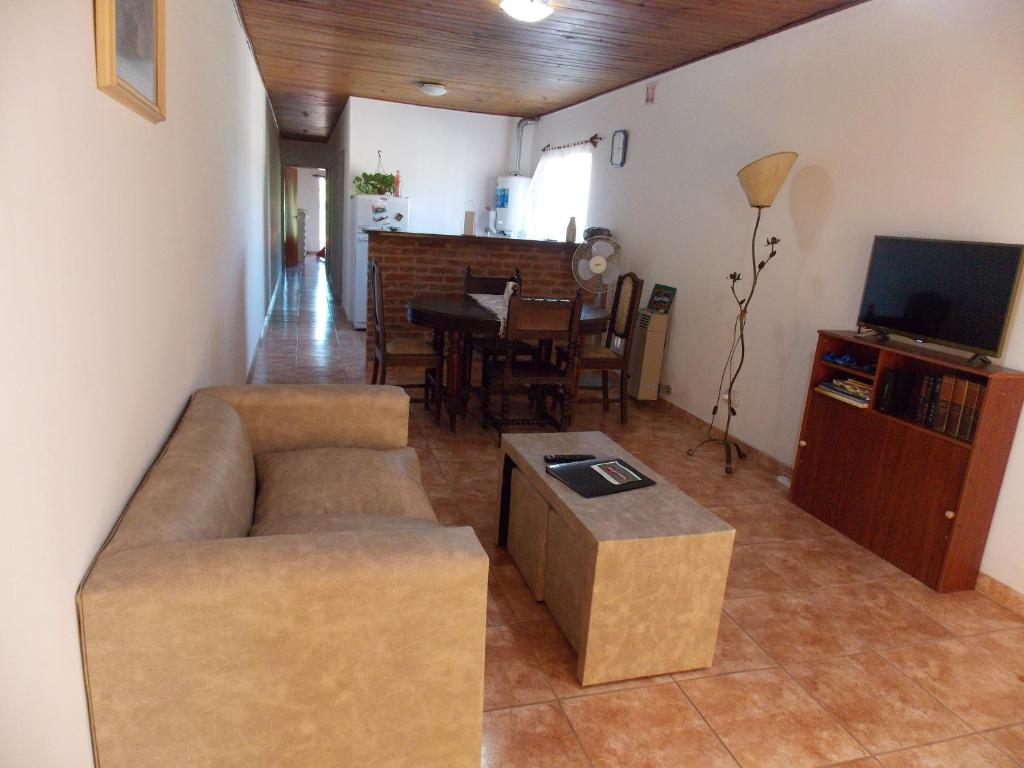 sala de estar con sofá y mesa en Departamentos Mitre en Luján
