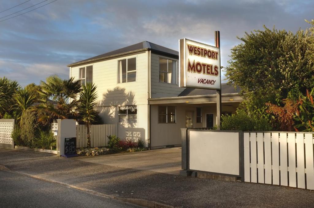 un cartel frente a una casa con un cartel de motel de museo en Westport Motels en Westport