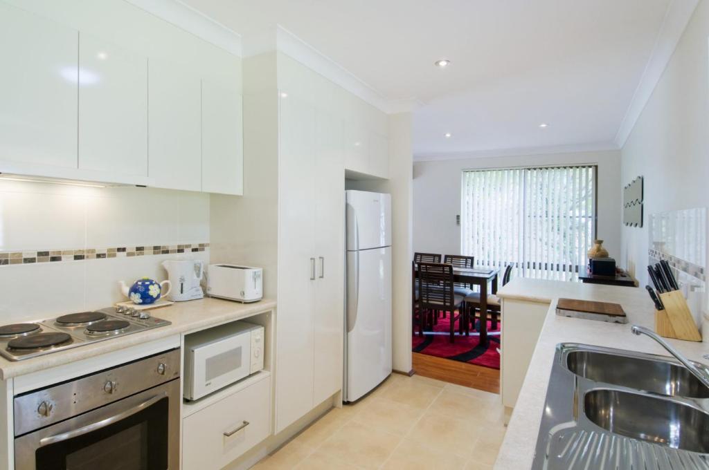 A kitchen or kitchenette at Cara Nobbys Beach 11 Wesley Avenue