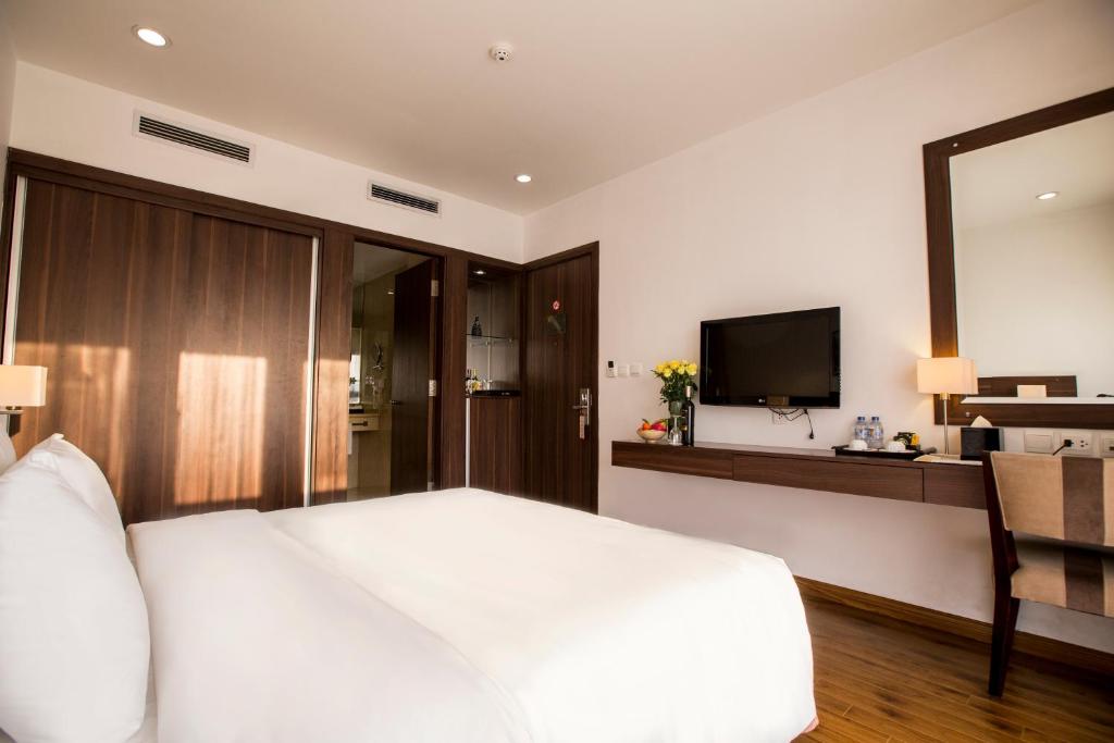 Postel nebo postele na pokoji v ubytování Authentic Hanoi Boutique Hotel
