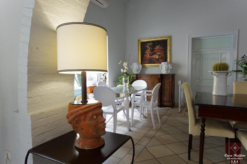 a living room with a table and a lamp at B&B Casa Ruffino in Balestrate